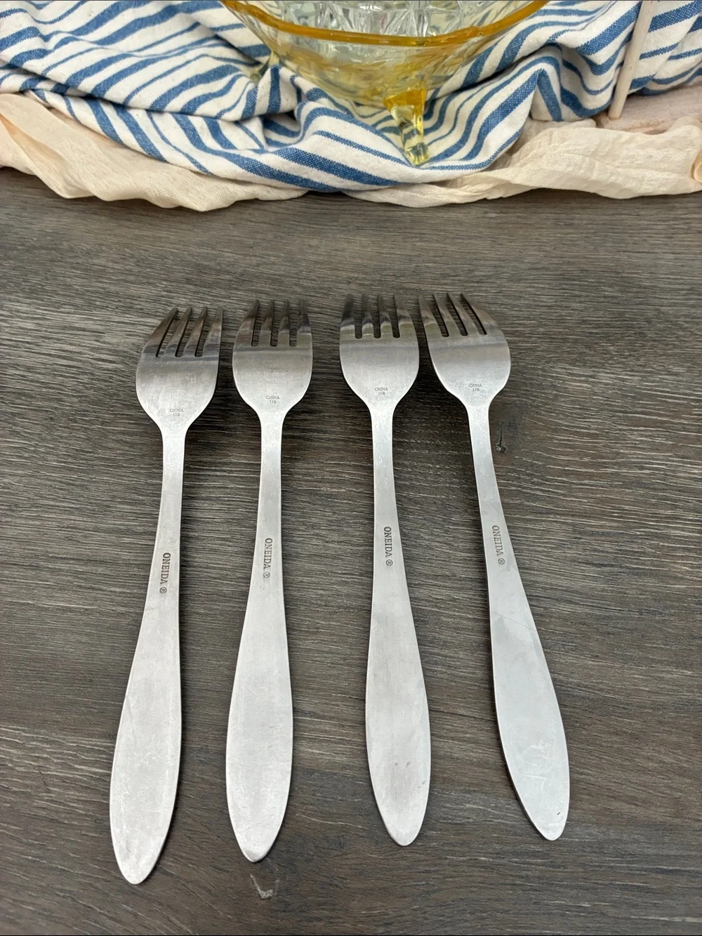 Oneida Flatware Stainless 47 pieces Sleek Satin Finish